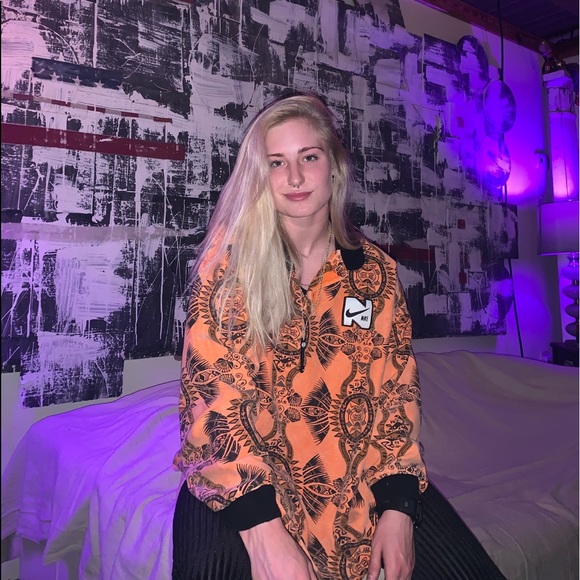 Meet your Posher, Madison - Picture 1 of 1